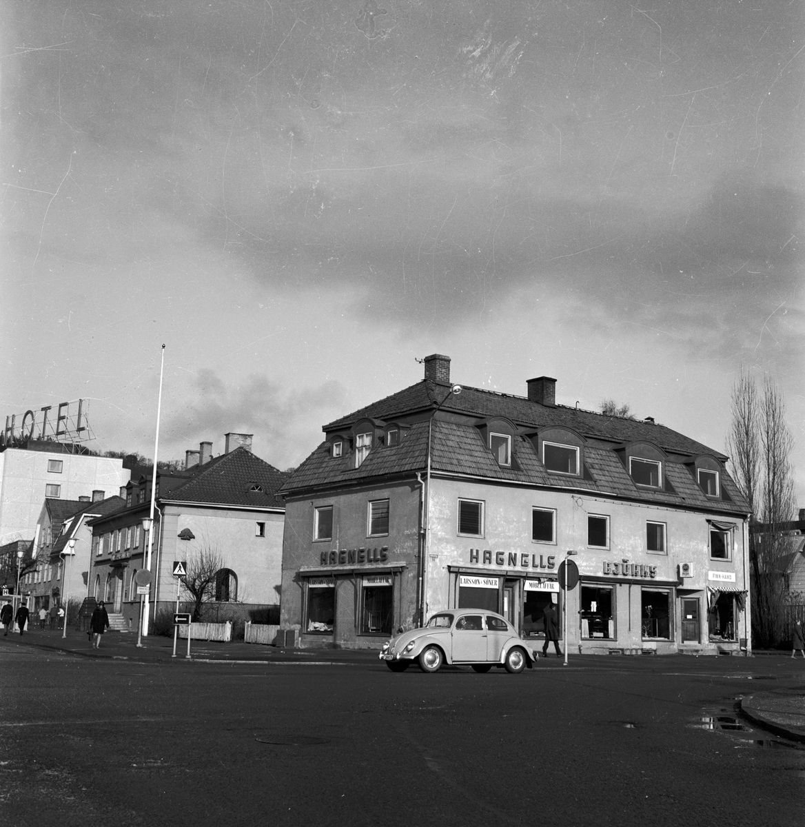 Vid korsningen Jönköpingsvägen 22 och Kungsgatan i Huskvarna ligger ett hus med affärer, Larsson & söner möbelaffär, Björks konditori och Finn-hand som sålde finsk hemslöjd.
