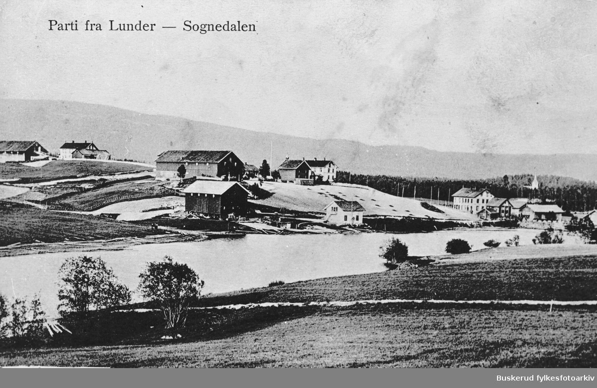 Parti fra Lunder, Sokna
Kunterud midt i bildet
Rett bak N- Lundesgård
Til høyre Fossheim, Kråka sag og smie
t.v. Øvre Lundesgård