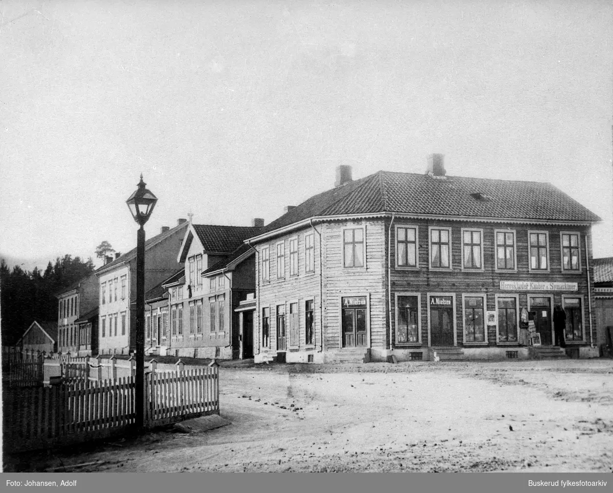Hammerbrogaten på nordsiden av Hønefoss. Den eldste gaten i byen hvor alle bygningen er er verneverdige.
ca 1890