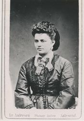 Portrett av en kvinne i finklær.