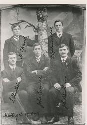 Gruppeportrett av fem menn, "matlaget" 1910- 1911.