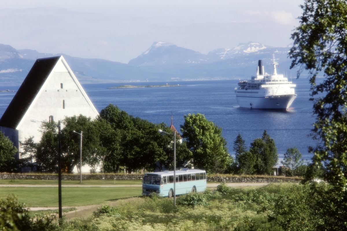 Turistskipet "Royal Viking Sea" utenfor Trondenes kirke. Buss på veien i forgrunnen.