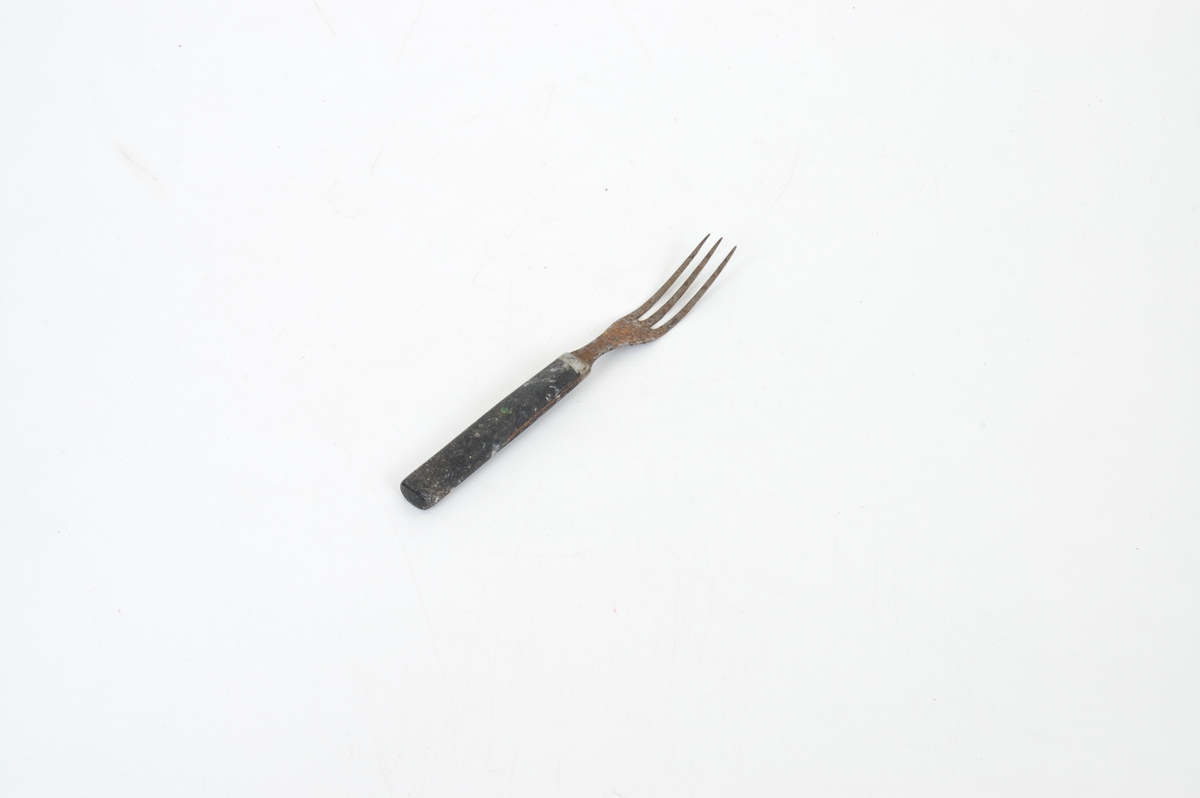 Form: Liten gaffel med tre tinder 
