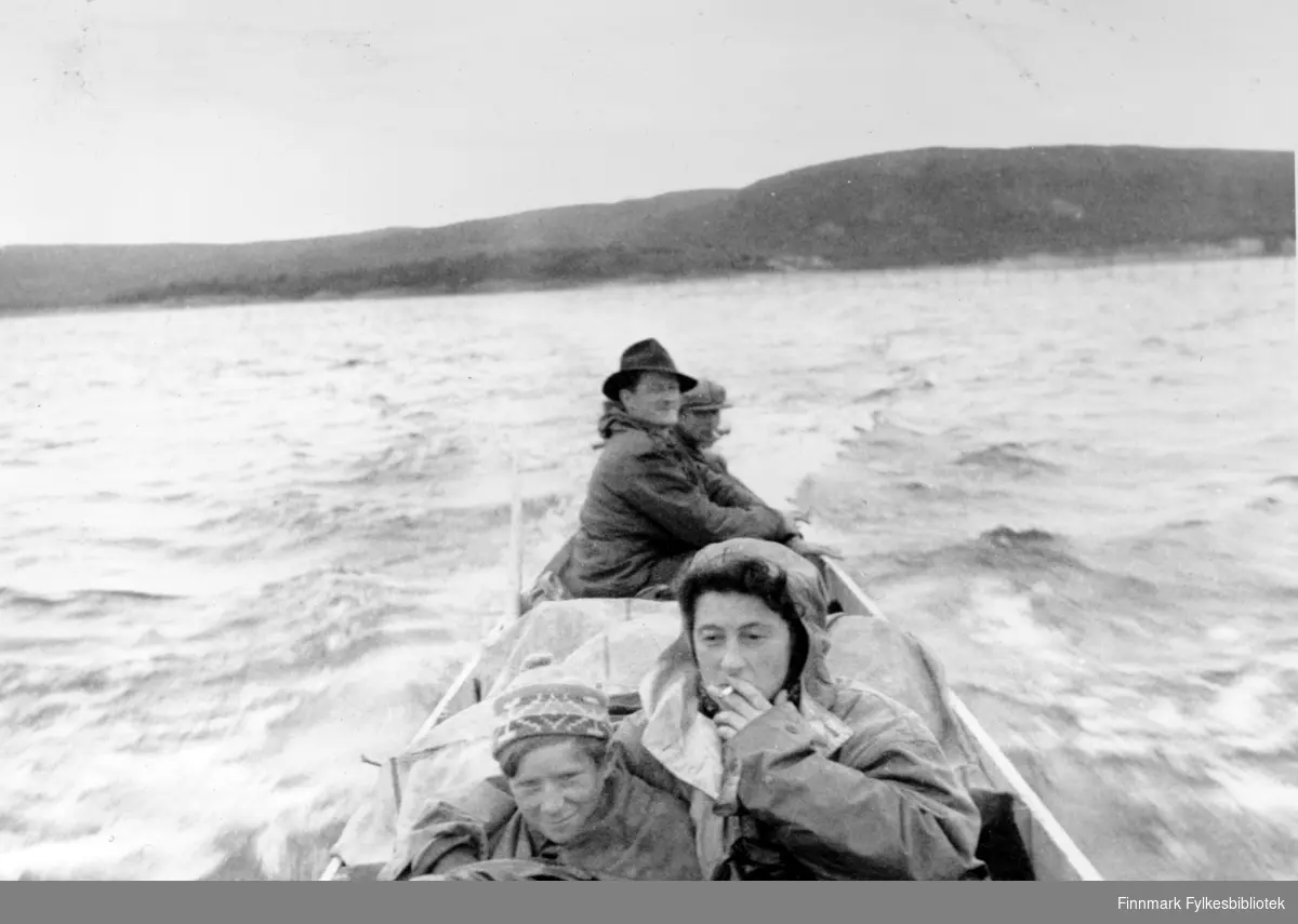 Mot Storfossen for full fart, sommeren 1947. En gutt og kvinne sitter fram i elvebåten under et pledd. To menn sitter lengre bak.