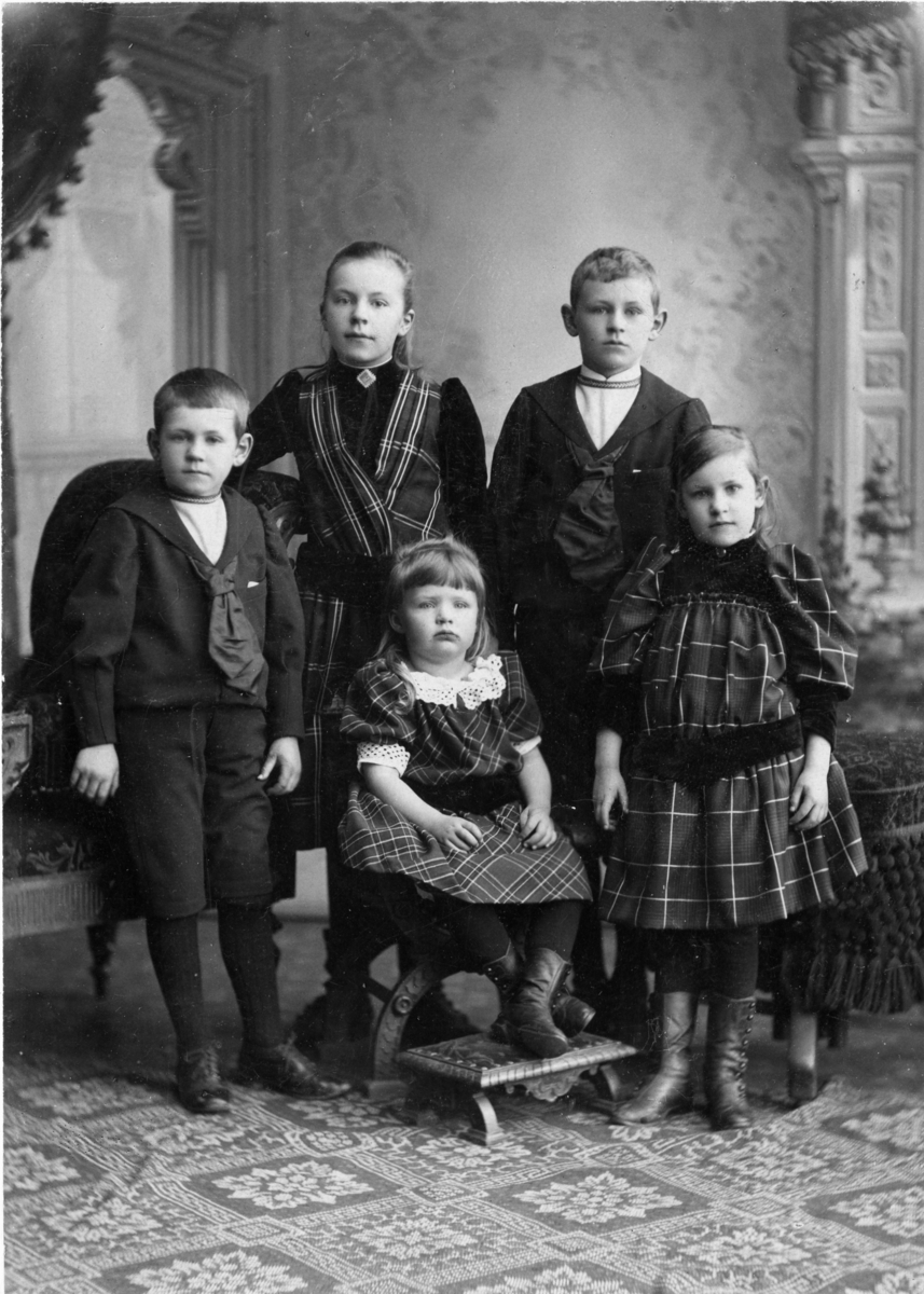 Fotosamling etter Cappelen. Atelierfoto. Christen, Lulli, Erik, Margit og Gudde, 1892.