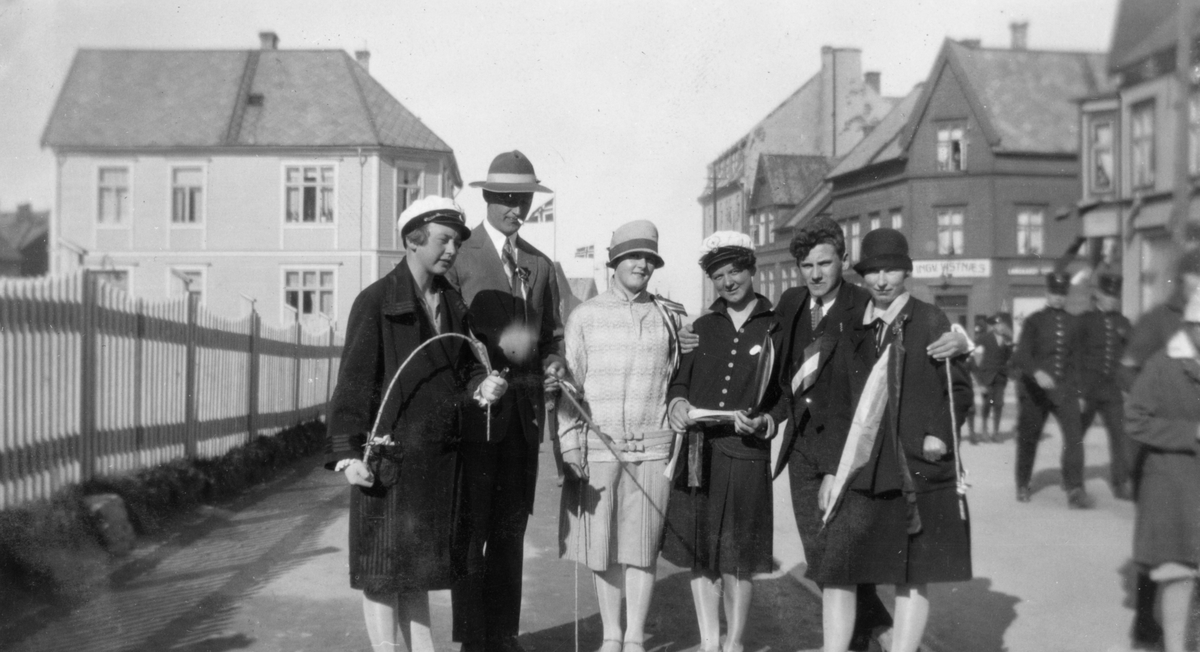 Unge kvinner og menn fotografert ved Generalhagen på 17. mai.