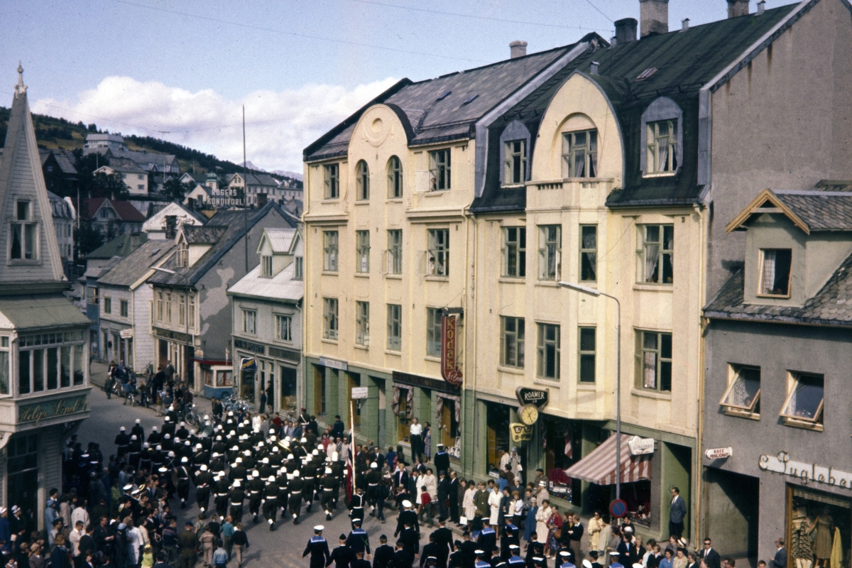 Brigademusikken og marinemannskaper marsjerer opp Strandgata.