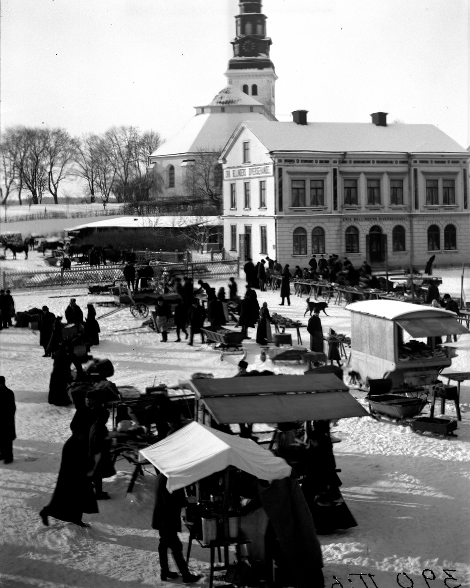 Torghandel omkring 1900. Fotograf: E.F Hultgren Fotokopia finns.