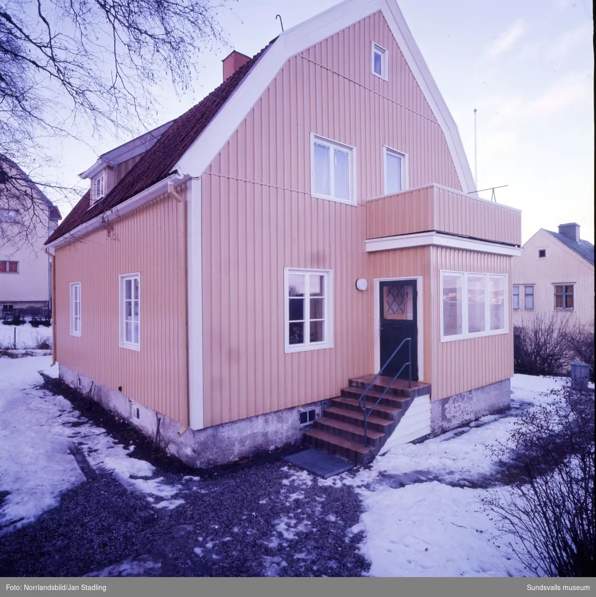 Före- och efterbilder på en fastighet på Nybrogatan 50 som får ny fasad.