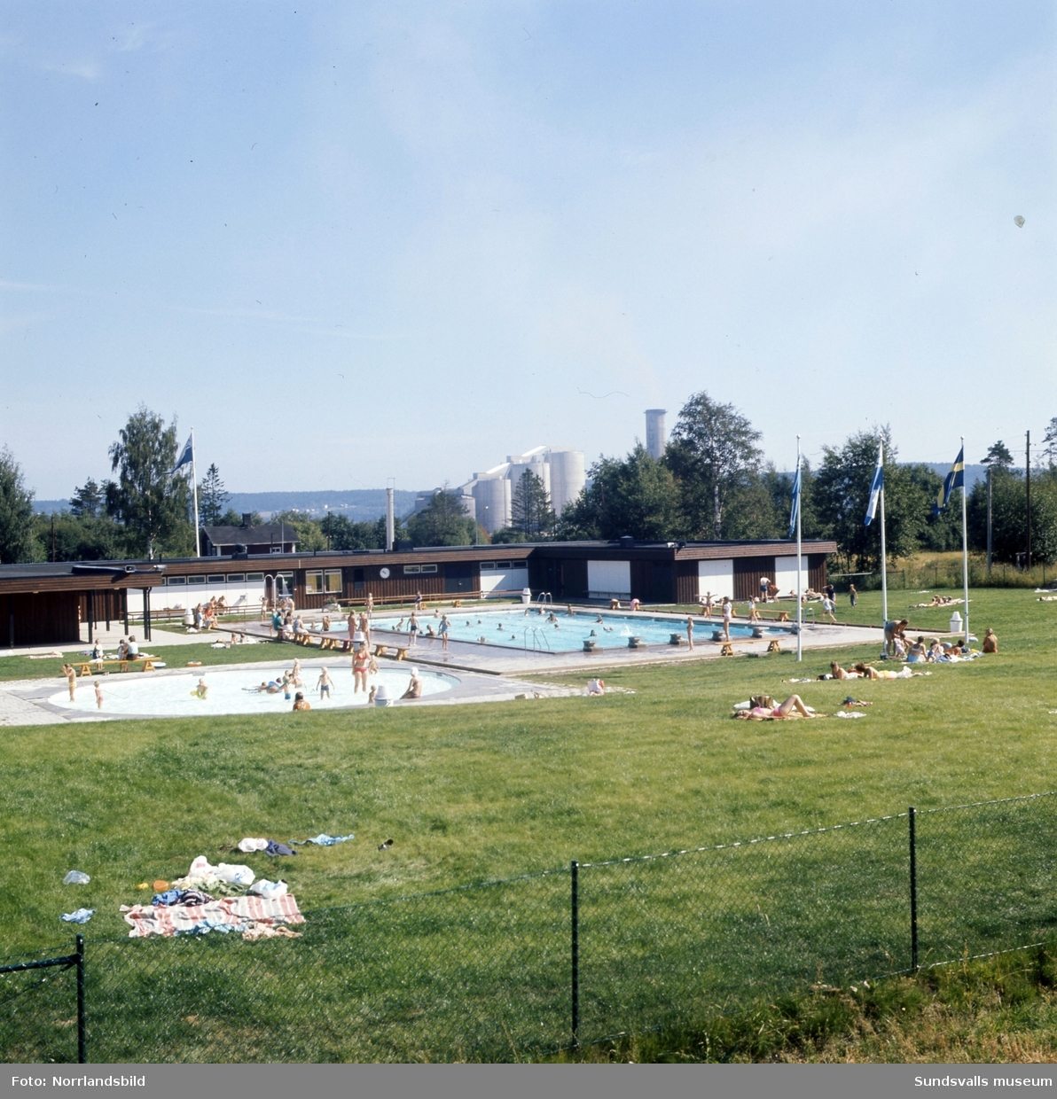 Bad och lek i Kubenbadets bassänger en augustidag 1971.
