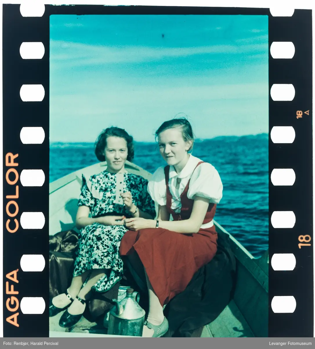 Wivi Ohlonquist og Elsa Lello i båt på sjøen.