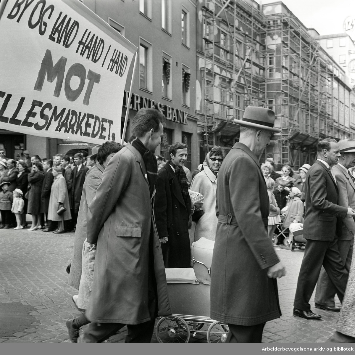 1. mai 1962 i Oslo.Demonstrasjonstog arrangert av "Faglig aksjon mot Fellesmarkedet" med støtte fra Sosialistisk Folkeparti (SF) og Norges kommunistiske parti (NKP)..Parole: By og land hand i hand mot fellesmarkedet.