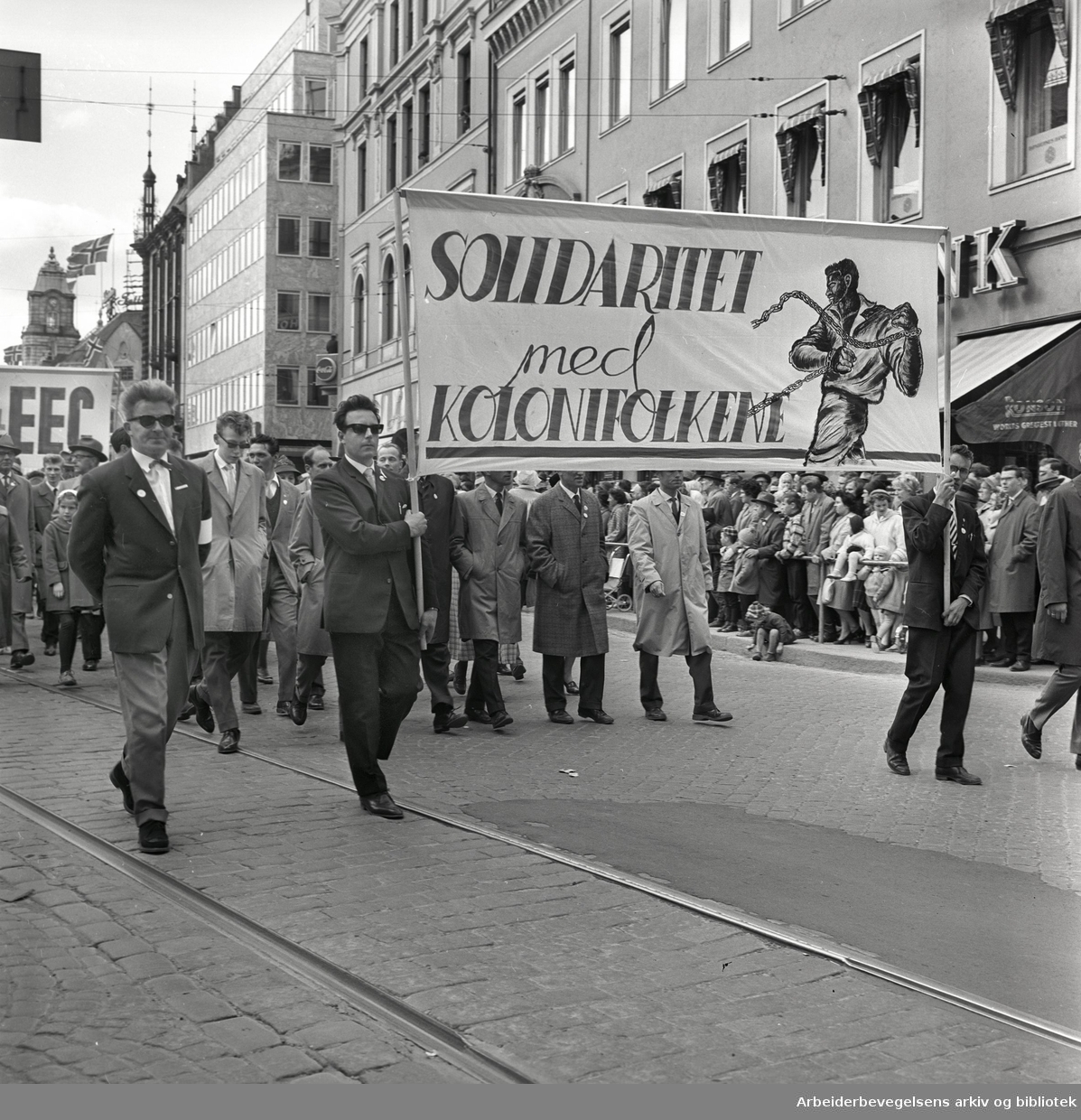 1. mai 1962 i Oslo.Demonstrasjonstog arrangert av "Faglig aksjon mot Fellesmarkedet" med støtte fra Sosialistisk Folkeparti (SF) og Norges kommunistiske parti (NKP)..Parole: Solidaritet med kolonifolket.