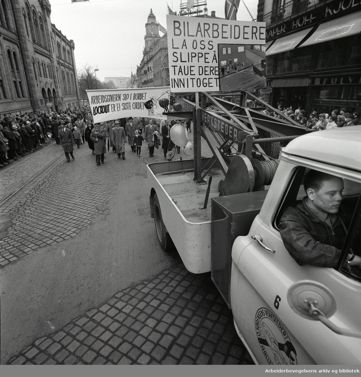 1. mai 1963 i Oslo.Demonstrasjonstoget i Karl Johans gate..Parole: Bilarbeidere.La oss slippe å taue dere inn i toget