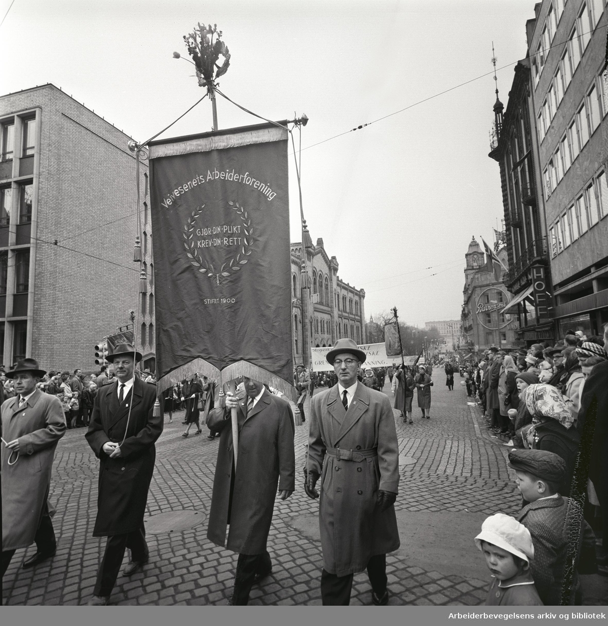 1. mai 1963 i Oslo.Demonstrasjonstoget i Karl Johans gate..Fane: Veivesenets Arbeiderforening