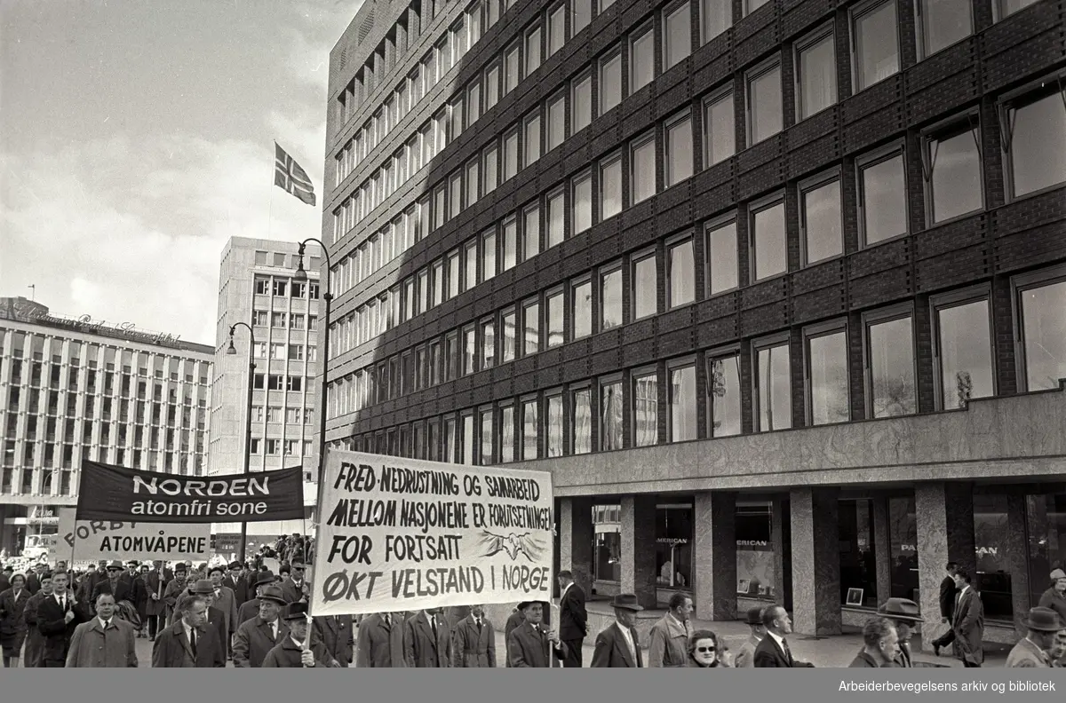 1. mai 1964 i Oslo.Demonstrasjonstoget ved Rådhusplassen.Parole: Fred- nedrustning og samarbeid mellom nasjonene er forutsetningen for fortsatt økt velstand i Norge.Parole: Norden atomfri sone.