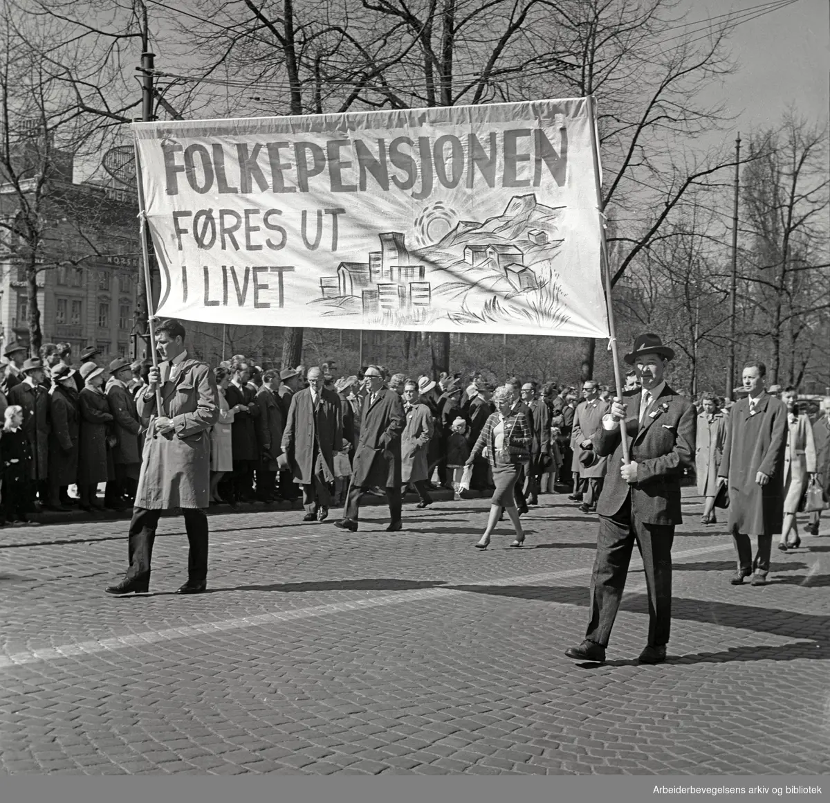 1. mai 1965 i Oslo.Demonstrasjonstoget i Karl Johans gate.Parole: Folkepensjonen føres ut i livet.
