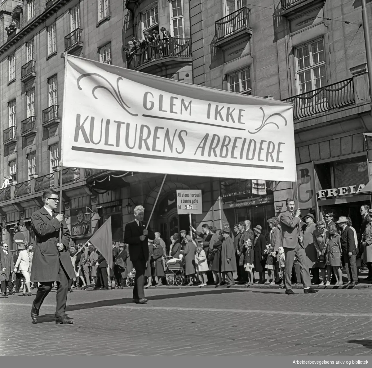 1. mai 1965 i Oslo.Demonstrasjonstoget i Karl Johans gate.Parole: Glem ikke kulturens arbeidere.