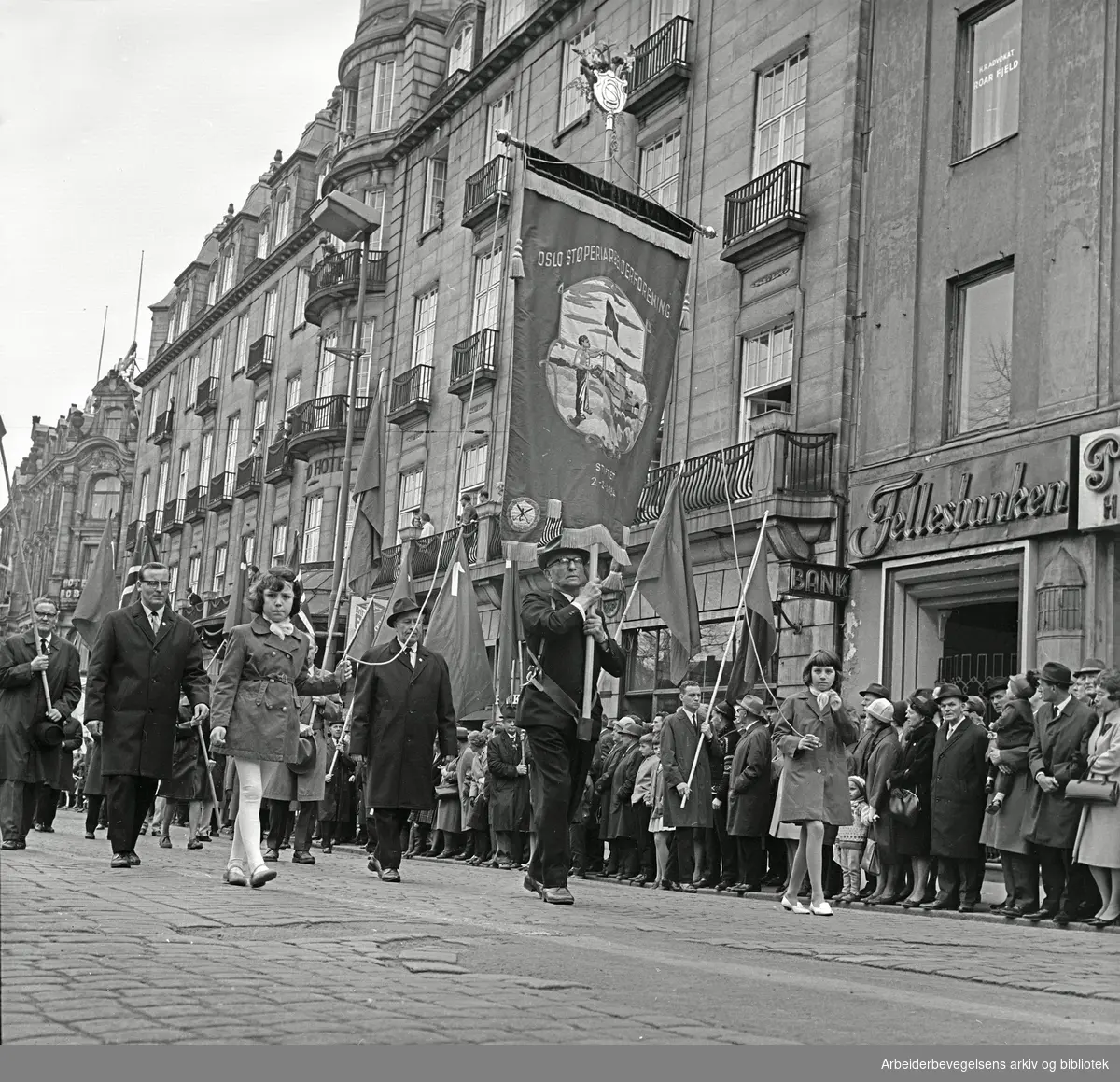1. mai 1966 i Oslo.Demonstrasjonstoget i Karl Johans gate.Fane: Oslo Støperiarbeiderforening