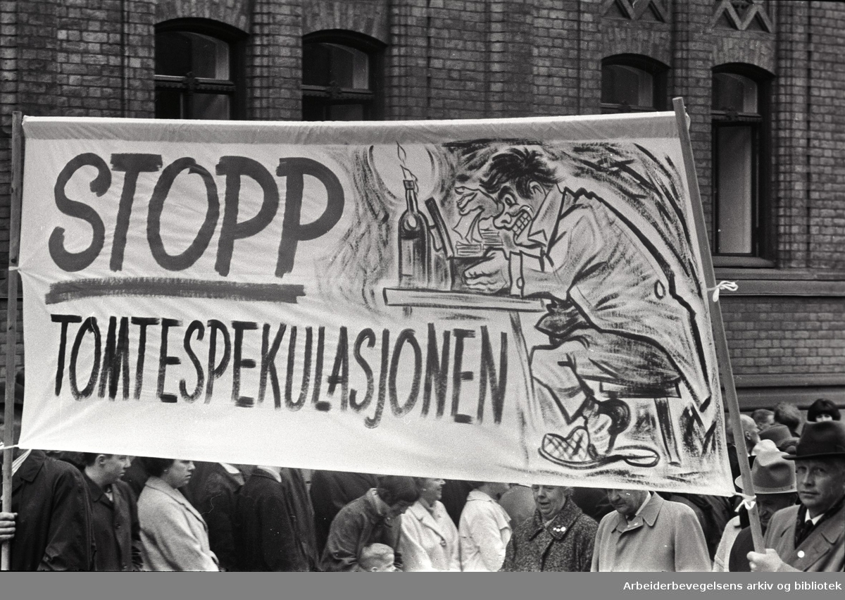 1. mai 1966 i Oslo.Demonstrasjonstoget i Karl Johans gate.Parole: Stopp tomtespekulasjonen