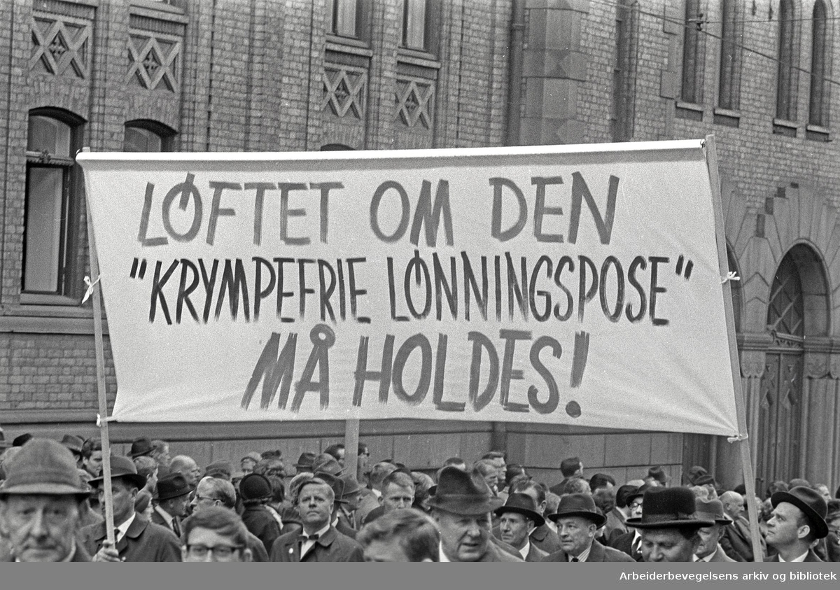 1. mai 1966 i Oslo.Demonstrasjonstoget i Karl Johansgate.Parole: Løftet om den "krympefrie lønningspose" må holdes!