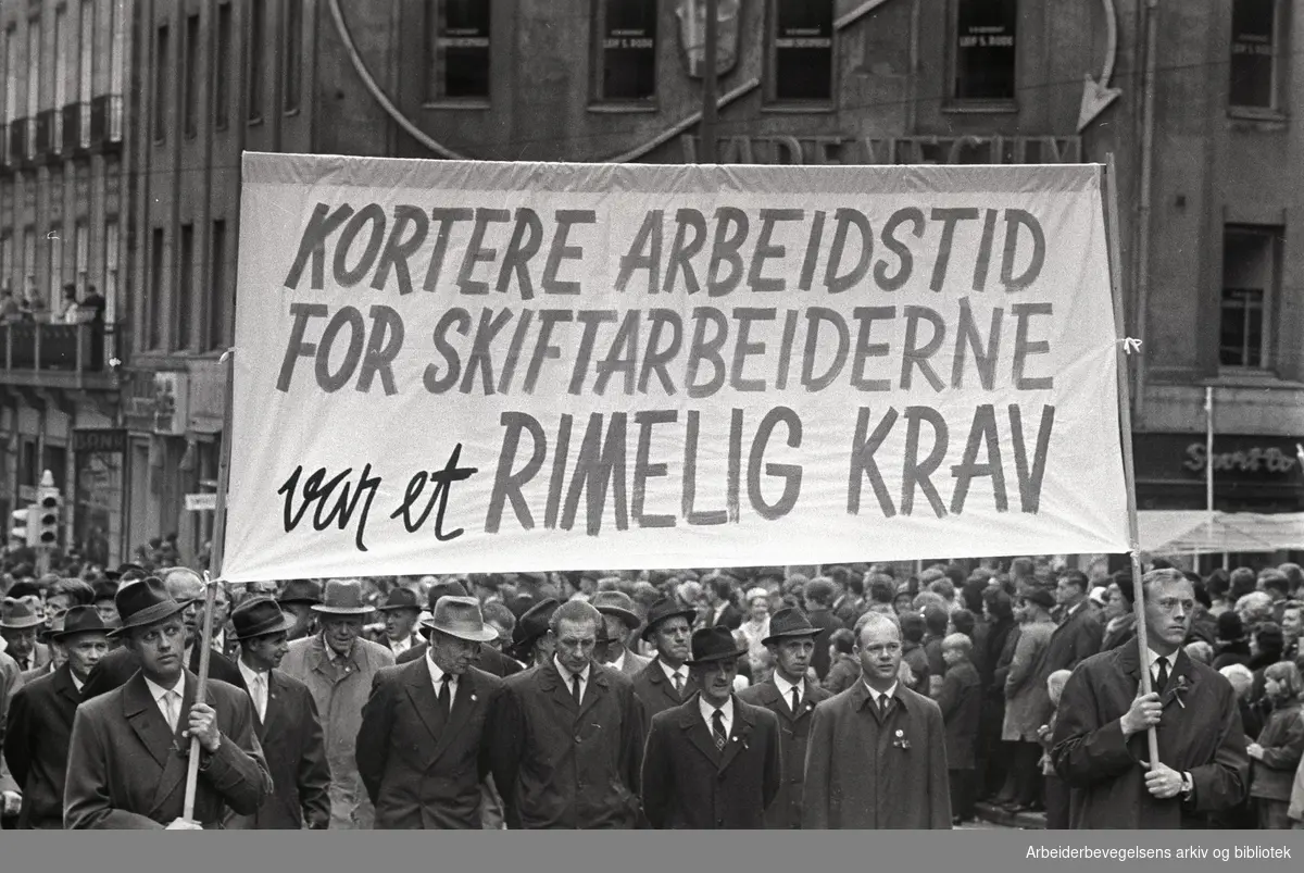 1. mai 1966 i Oslo.Demonstrasjonstoget i Karl Johansgate.Parole: Kortere arbeidstid for skiftarbeiderne var et rimelig krav
