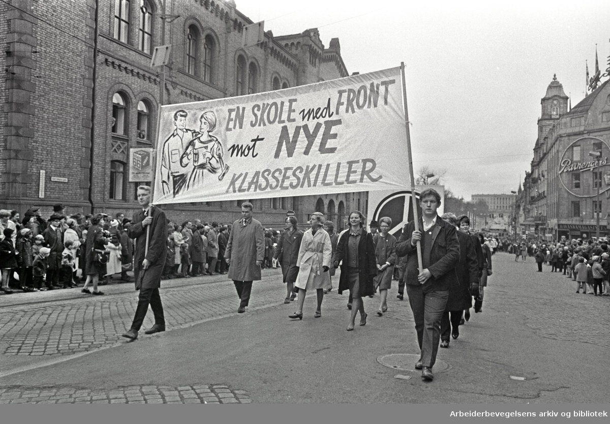 1. mai 1966 i Oslo.Demonstrasjonstoget i Karl Johans gate.Parole: En skole med front mot nye klasseskiller