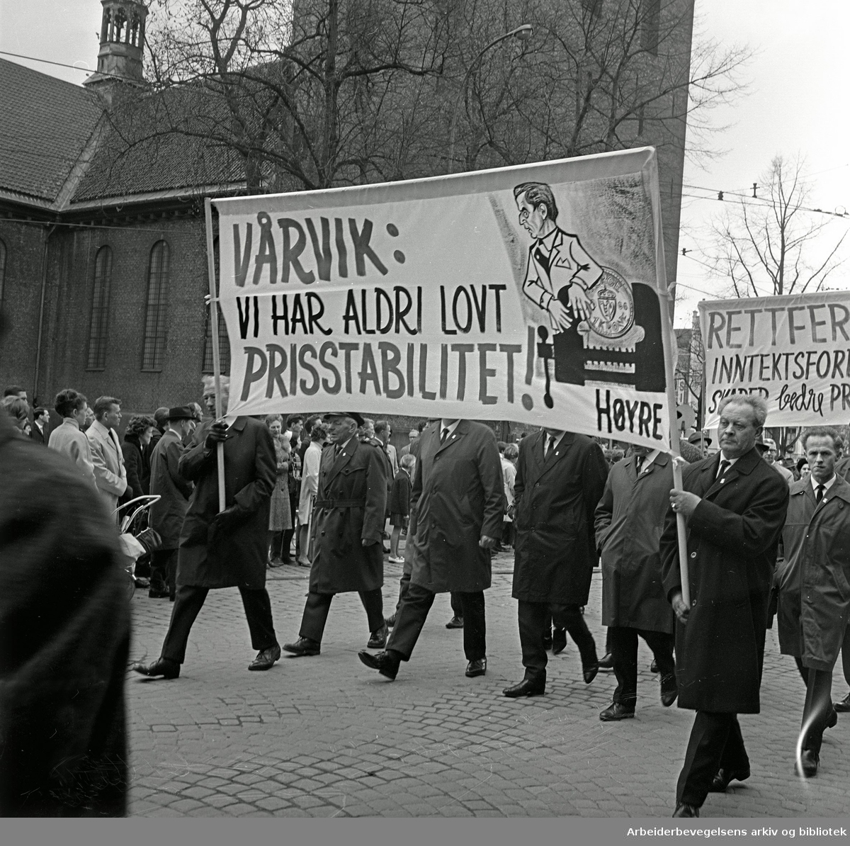 1. mai 1967 i Oslo.Demonstrasjonstoget..Parole: Vårvik: Vi har aldri lovt prisstabilitet!