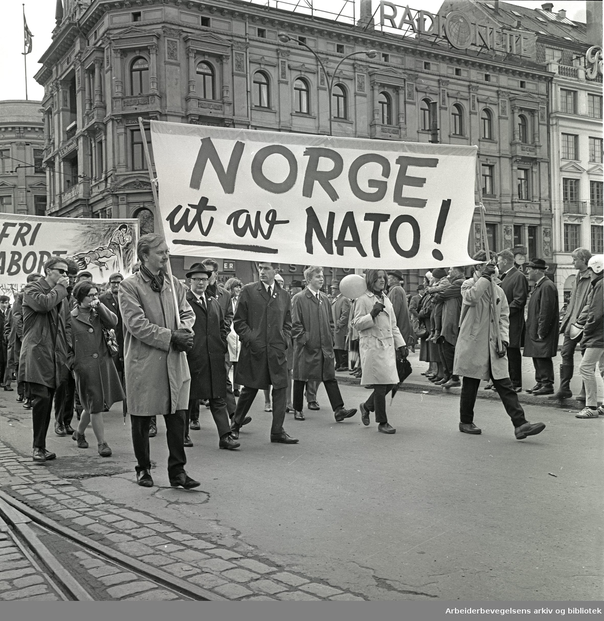 1. mai 1967 i Oslo. Til venstre: Jan Otto Hauge. Parole: Norge ut av NATO!