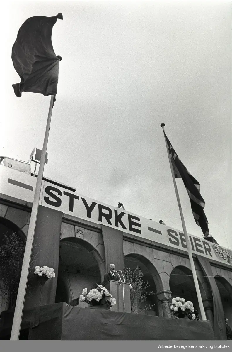 1. mai 1967, Einar Gerhardsen taler på Youngstorget. Parole: Samhold- Styrke- Seier.