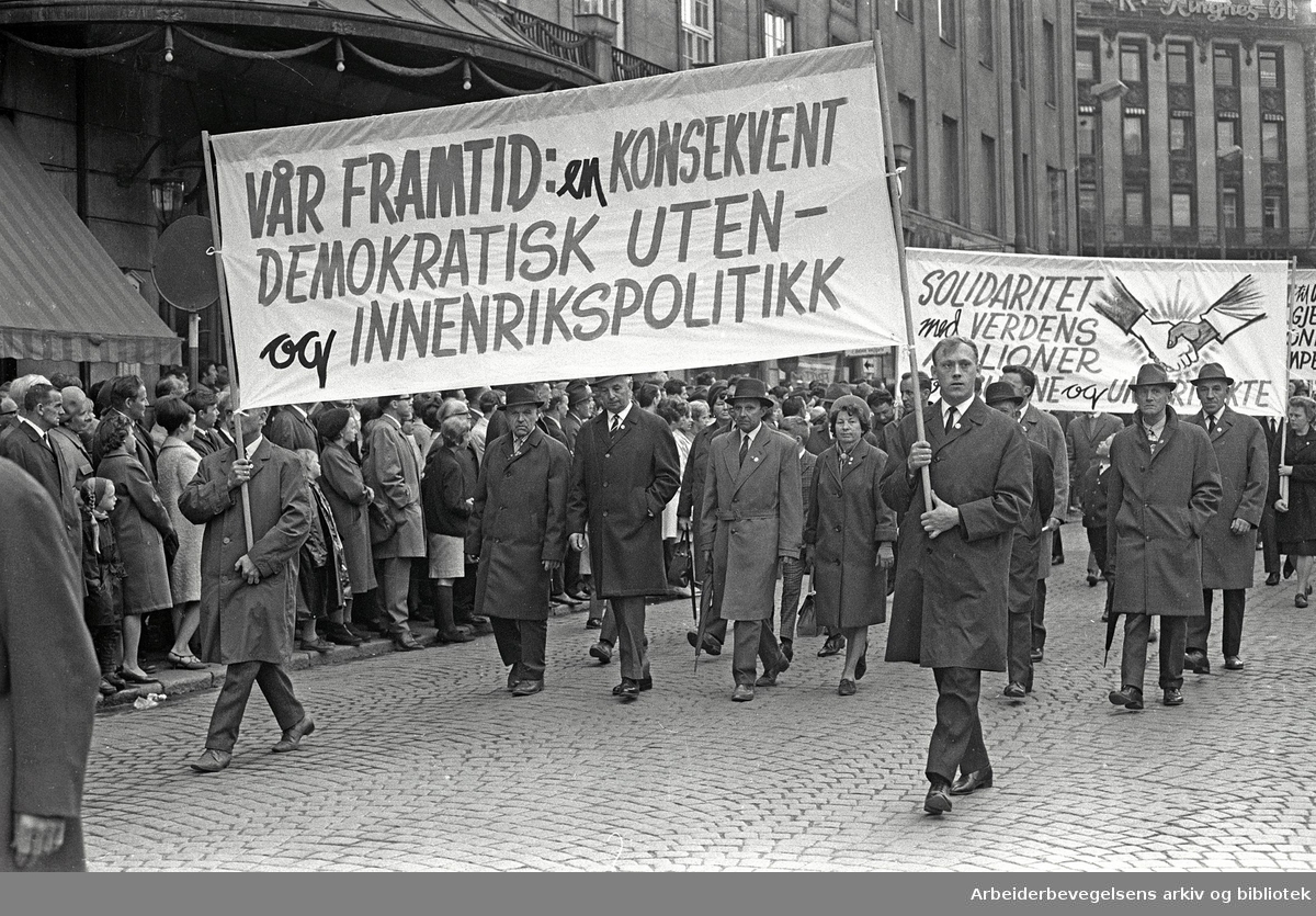 1. mai 1968 i Oslo.Demonstrasjonstoget i Karl Johans gate.Parole: Vår framtid: en konsekvent demokratisk uten- og innenrikspolitikk.