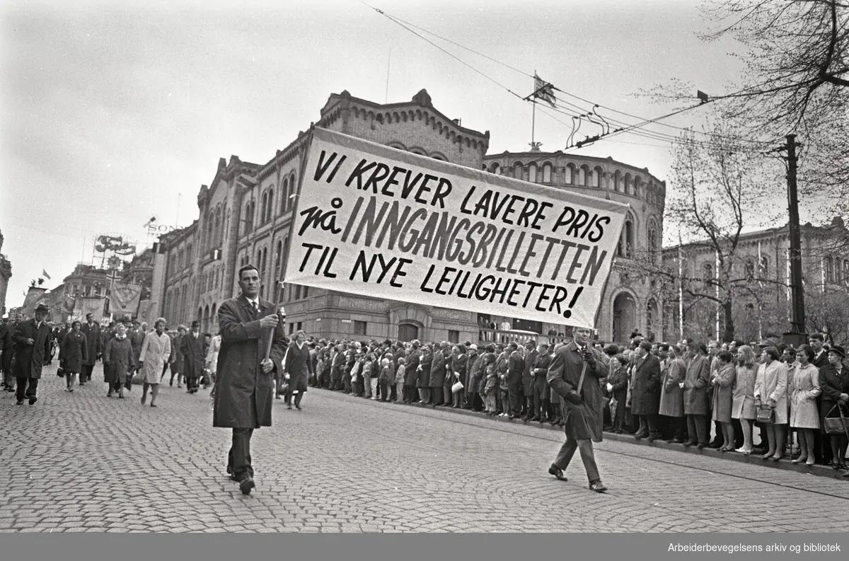 1. mai 1968 i Oslo.Demonstrasjonstoget i Karl Johans gate.Parole: Vi krever lavere pris på inngangsbilletten til nye leiligheter!...