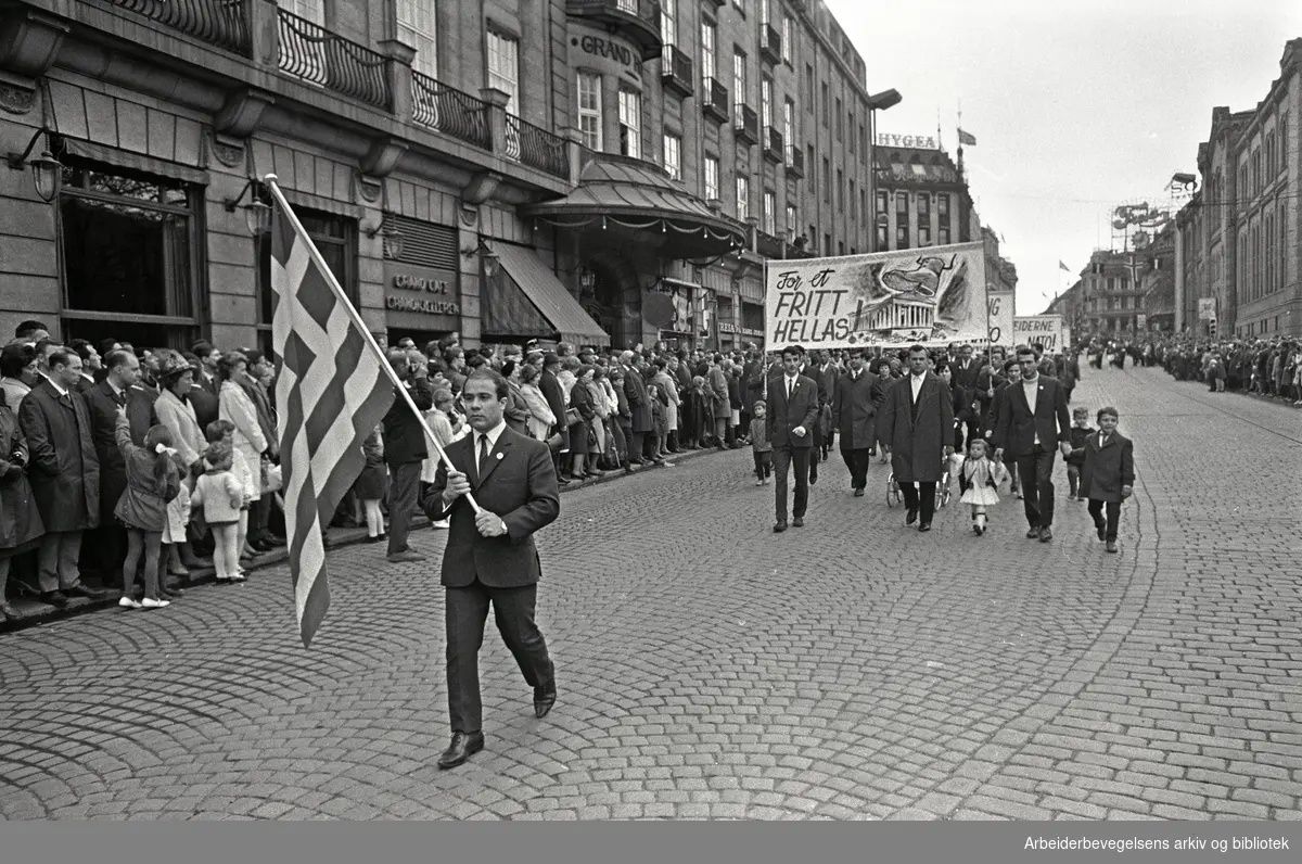 1. mai 1968 i Oslo.Demonstrasjonstoget i Karl Johans gate.Parole: For et fritt Hellas.Grekere deltar....
