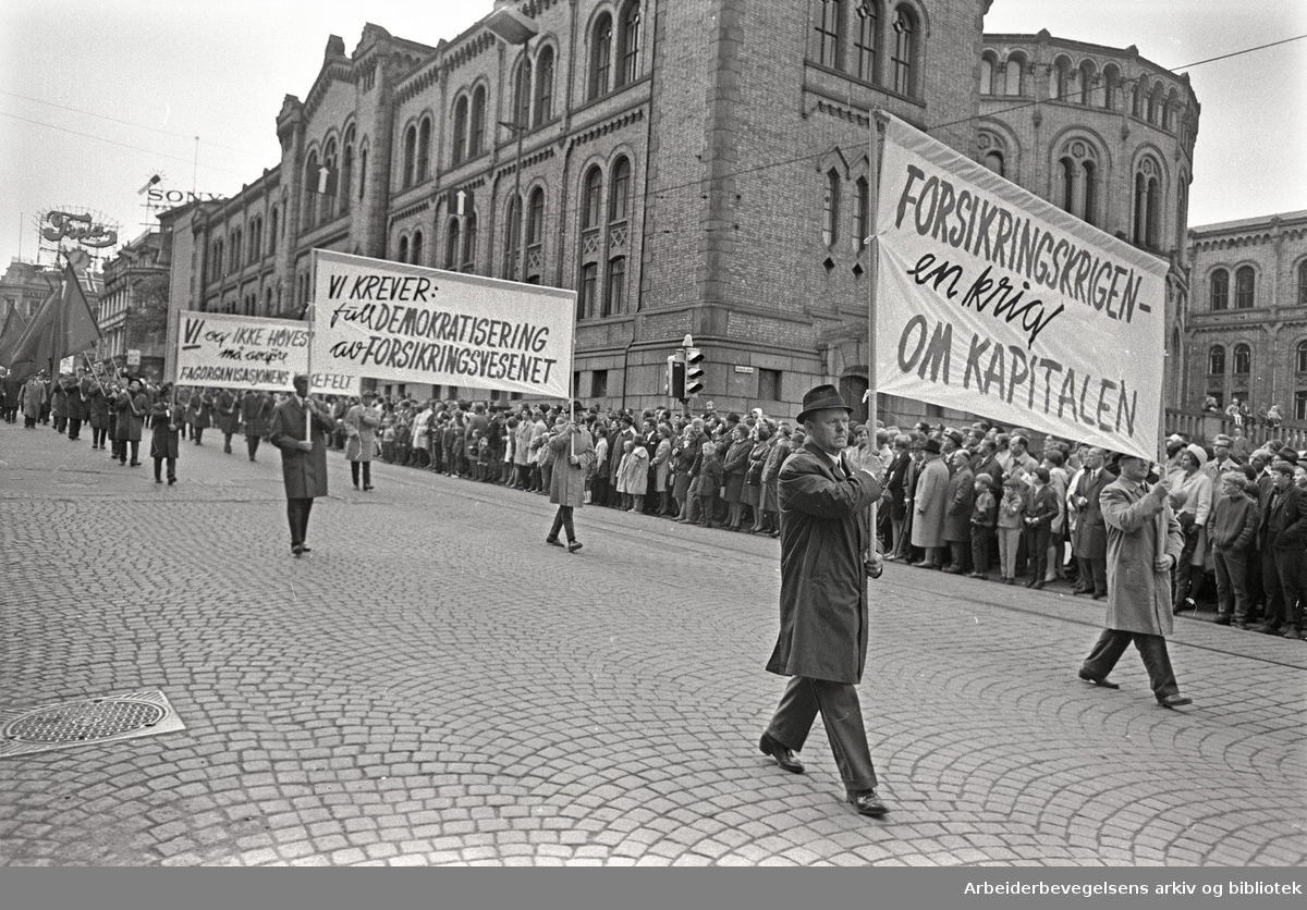 1. mai 1968 i Oslo.Demonstrasjonstoget i Karl Johans gate.Parole: Forsikringskrigen en krig om kapitalen.Parole: Vi krever full demokratisering av forsikringsvesenet..