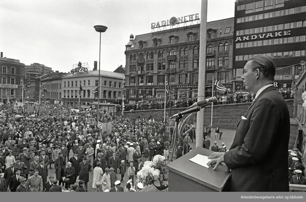 1. mai 1968, formann i Statstjenestemannskartellet Odd Højdahl taler på Youngstorget.
