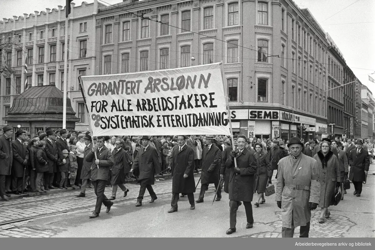 1. mai 1969 i Oslo.Demonstrasjonstoget i Torggata.Parole: Garantert årslønn til alle arbeidstakere og systematisk etterutdanning.