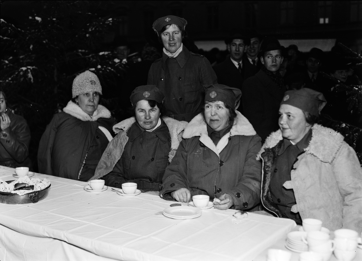 Lottor vid kaffebordet, sannolikt Uppsala, 1936
