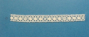 Blått kartongark med fem prover på knypplade skånska spetsar från östra Göinge härad. Vid varje prov står en stor bokstav.
A. 13 x 1 cm
B. 13 x 1,2 cm
C. 13 x 1,2 cm
D. 13 x 1,2 cm
E. 13 x 1,7 cm