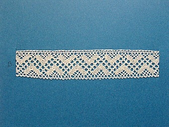 Blått kartongark med tre prov på knypplad skånsk spets från östra Göinge härad. Vid varje prov står en stor bokstav. 
A. 13 x 2,5 cm
B. 13 x 2,5 cm
C. 13 x 2,8 cm