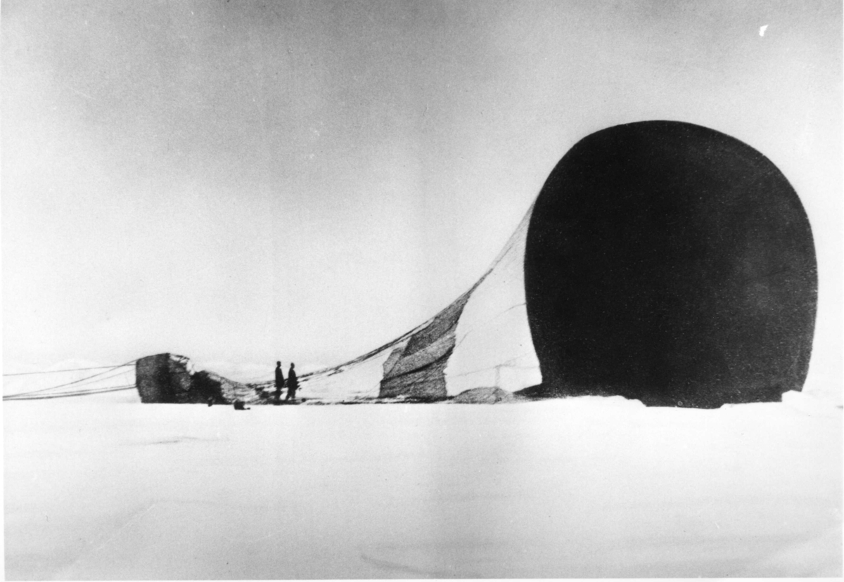 Ballongen Örnen har landat, 14 juli 1897. Troligen Nils Strindberg till vänster och S A Andrée till höger. Retuscherad version av gm.II-25. Identisk med gm.saac2.1.