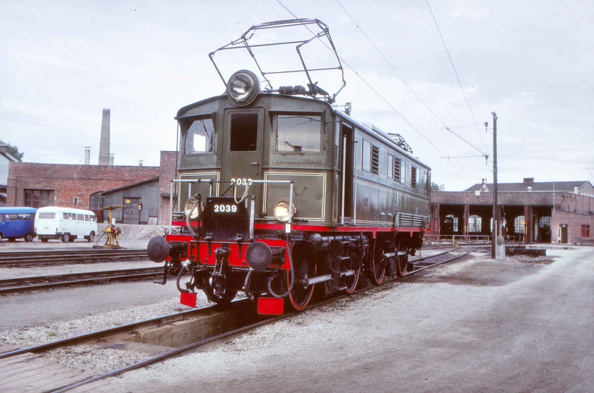 NSB elektrisk lokomotiv El 5 2039 ved lokomotivstallen på Hamar. Museumslokomotiv bevart av Norsk Teknisk Museum.