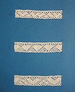 Blått kartongark med fyra stycken prover på skånsk knyppling från Gärds härad. Vi varje prov står en stor bokstav.
A. 10 x 1,5 cm, knypplad med 12 par pinnar
B. 10 x 2 cm, knypplad med 13 par pinnar
C. 10 x 2 cm, knypplad med 15 par pinnar