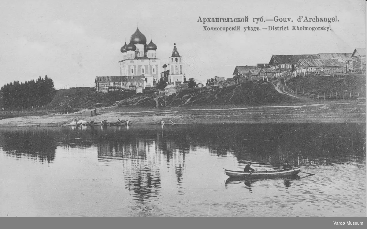 Handelsstedet Kholmogory med "Kristi' oppstandelse kirke".
Kholmogory er hjemstedet til M V Lomonosov, den store 1700-talls russiske vitenskapsmannen.
Byen regnes av mange som forløperen til Arkhangelsk som ligger noen kilometer lenger nede ved elva.
Postkort