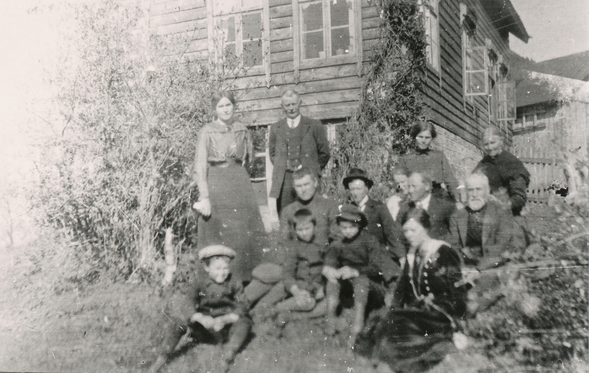Gruppefotografi av kvinner, menn og barn utenfor et hus på Fyrde i Austefjorden. Familiefotografi?