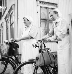 Vardens arkiv. "Menighetssøstrene drar ut". 26.09.1953