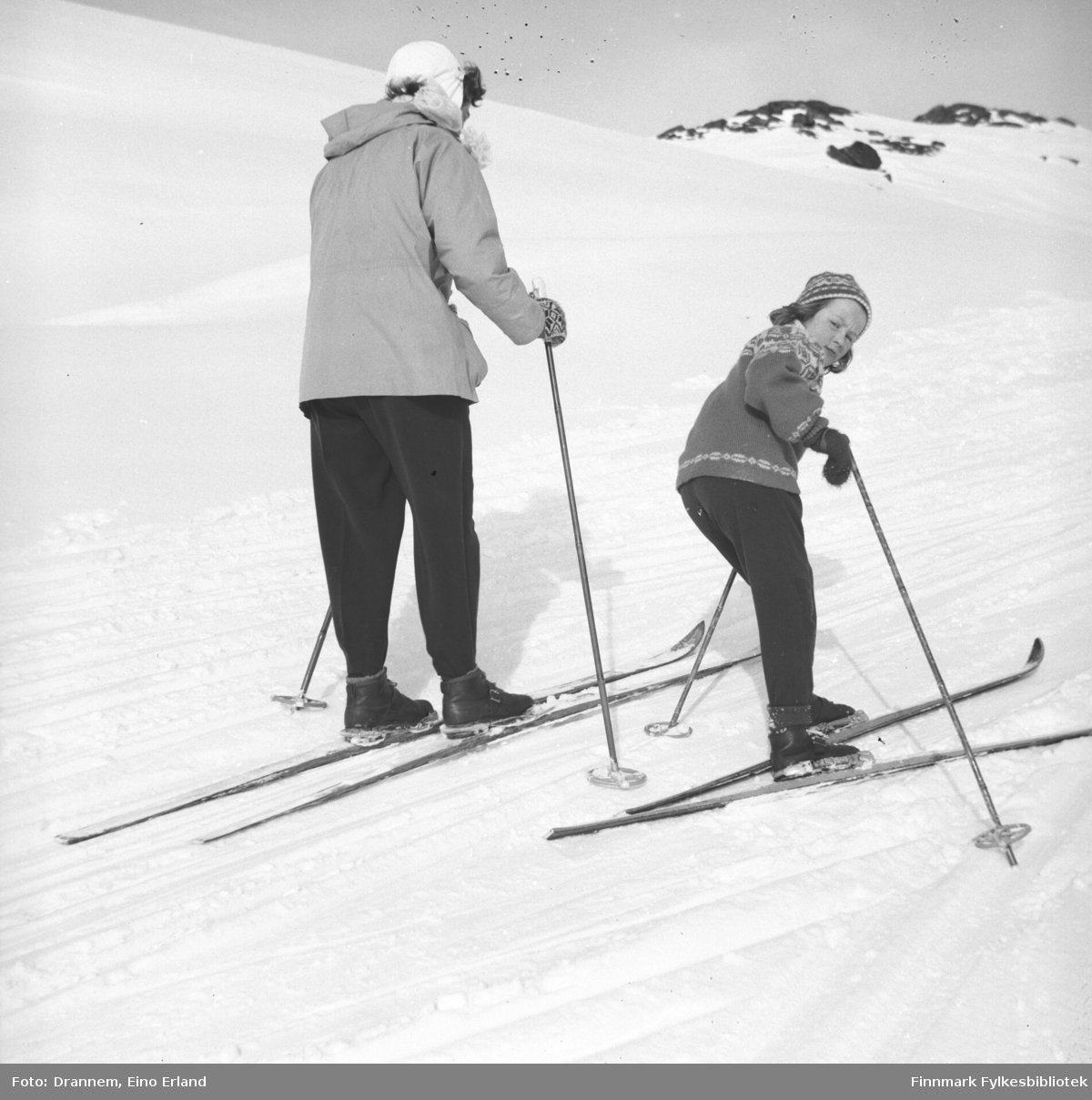 Påsketid. Jenny og Turid Lillian på ski