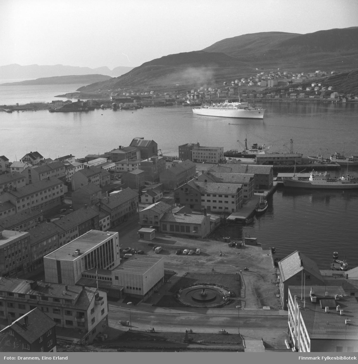 Oversiktbilde fra en del av Hammerfest, ved kaien er en av Bergenskes godsbåter i rute Oslo-Kirkenes