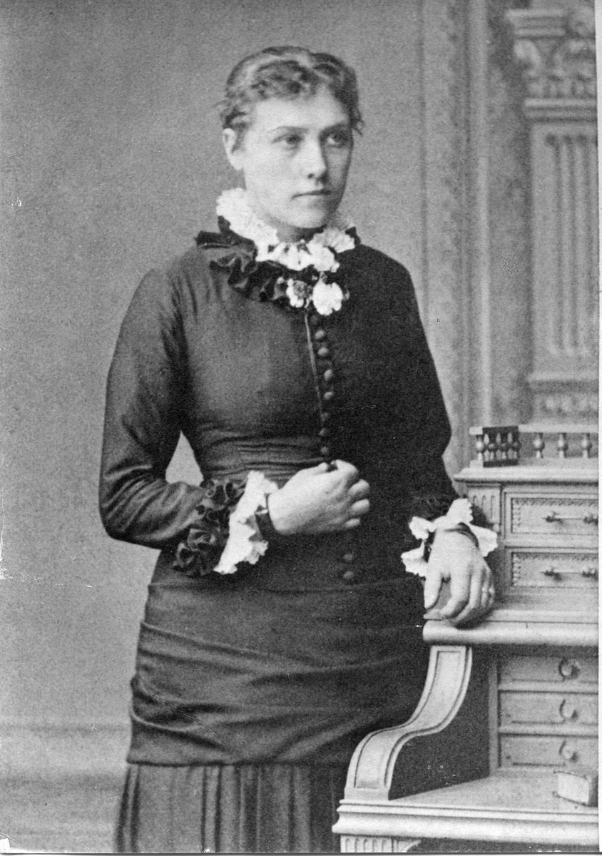 Fotografi av Christina Lundin, ca 1880-tal. Köpings Telegrafstations första interurbantelefonist.