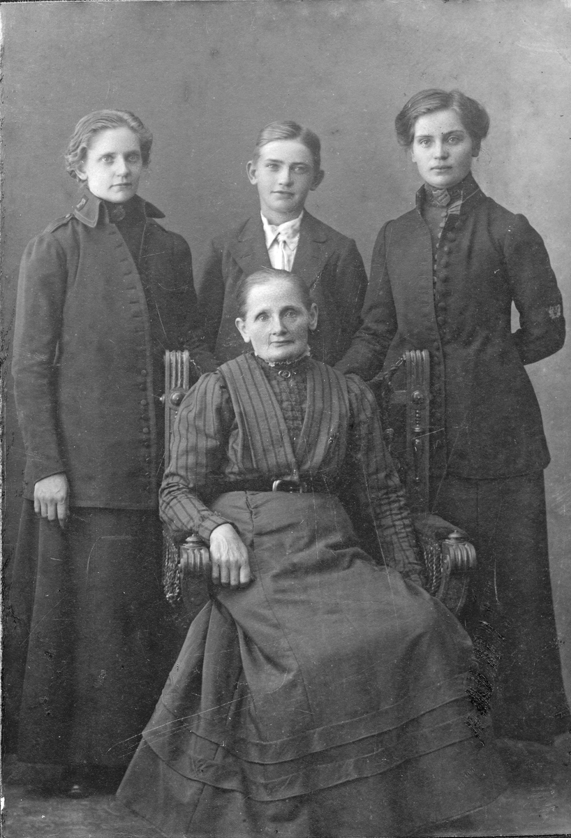Grupporträtt av Fru Augusta Norström med sina barn. Från vänster: Maria, Bror och Hanna. Hon var tvätterska på lasarettet och bodde i ett litet hus på Trädgårdsgatan ungefär där Eklunds bokbinderi låg. Hon ägde en vävstol, en sk "Munktorpsstol", som finns i museets ägo under invnr 96020.