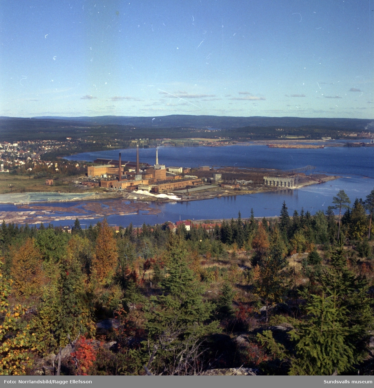 Östrandsfabriken fotograferad från Skönviksberget.